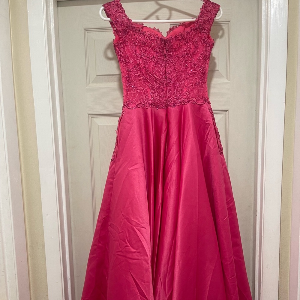 A-Line Off-The-Shoulder long fuchsia chiffon dress with pockets.
